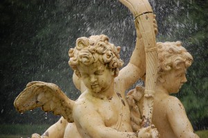 Eros często wykorzystywany jako rzeźba ogrodowa.